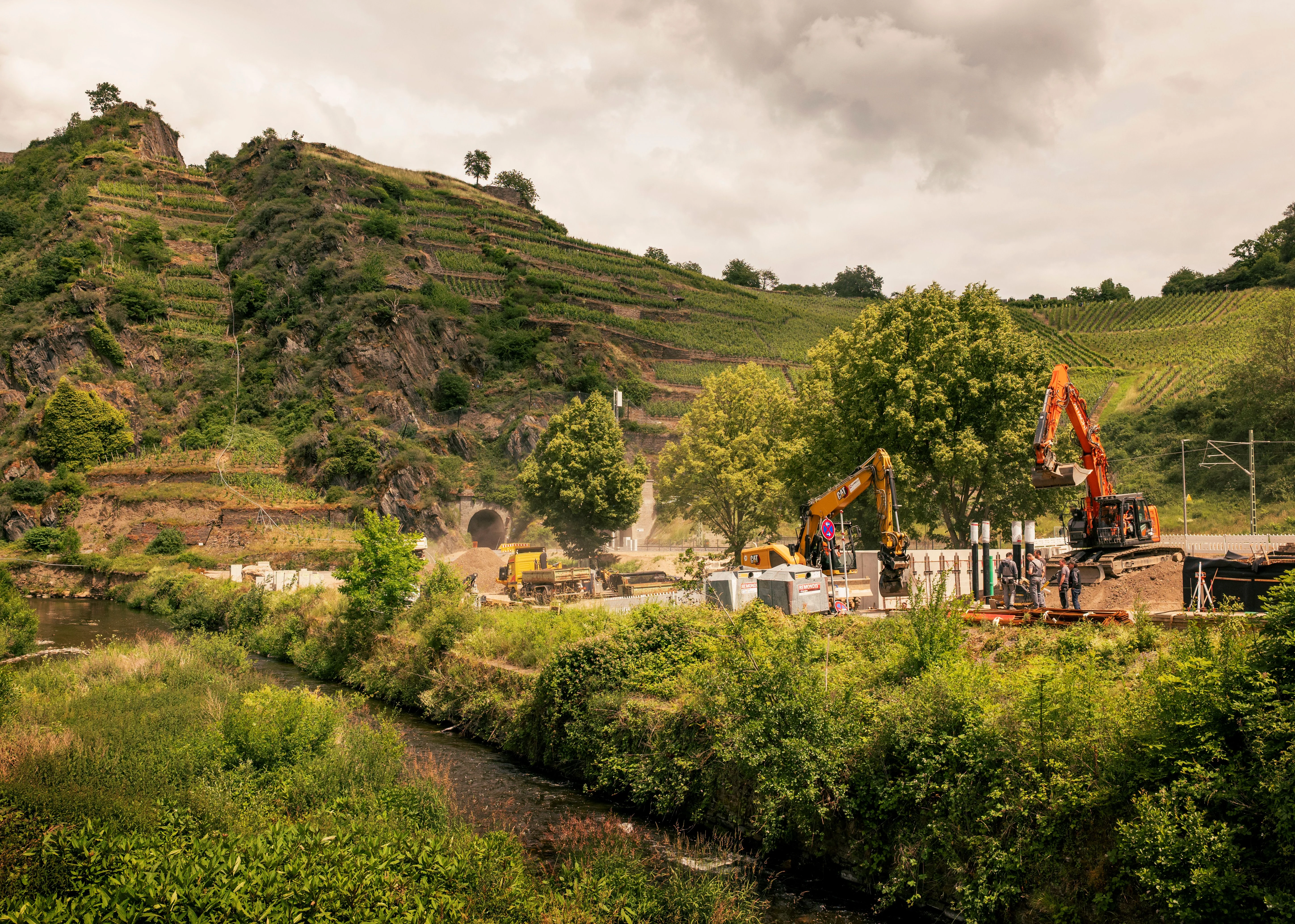Ahrtal - Weinberge und Baustelle