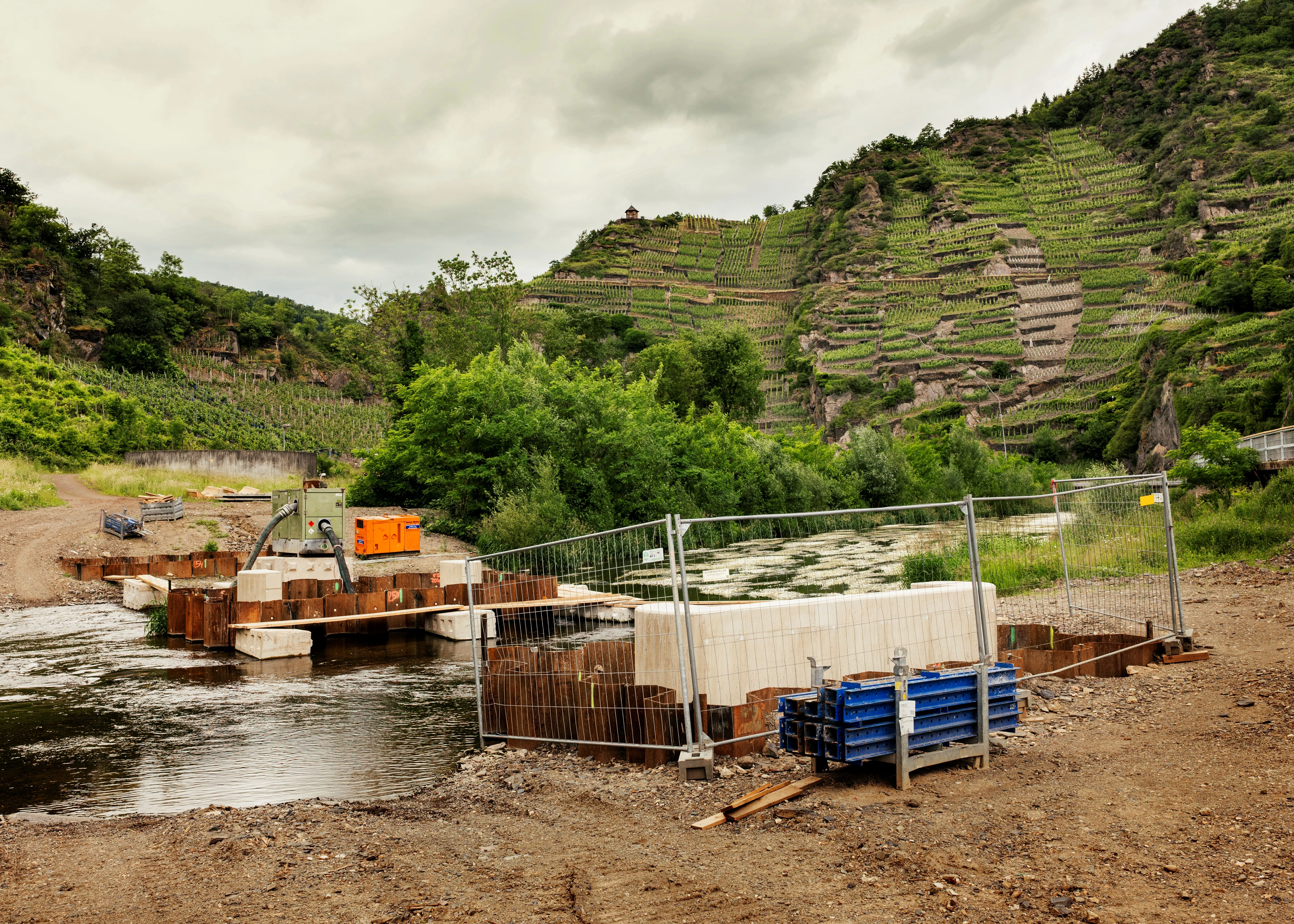 Ahrtal - Baustelle im Wasser