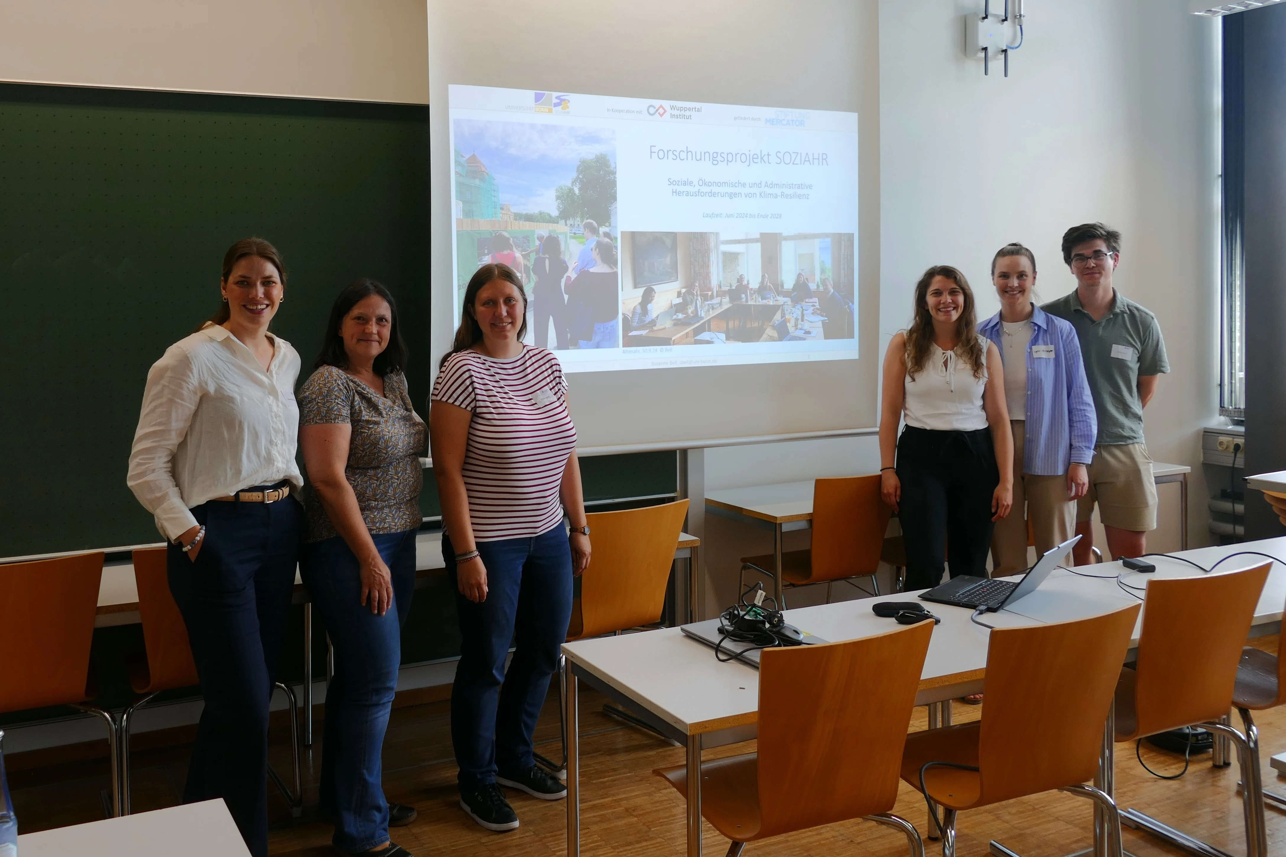 Team bei Konferenz zu den Flutereignissen (hell)