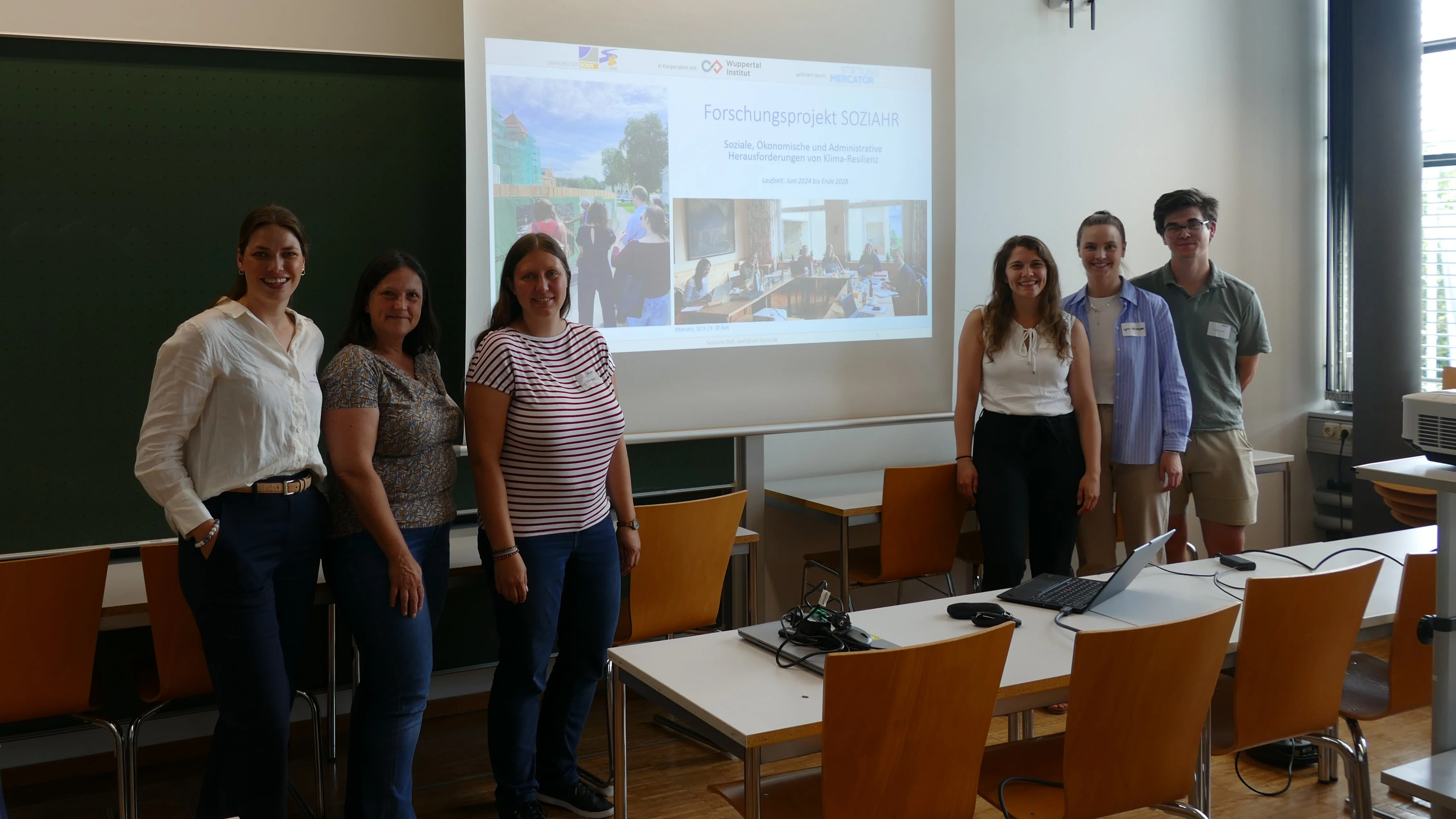 Team bei Konferenz zu den Flutereignissen